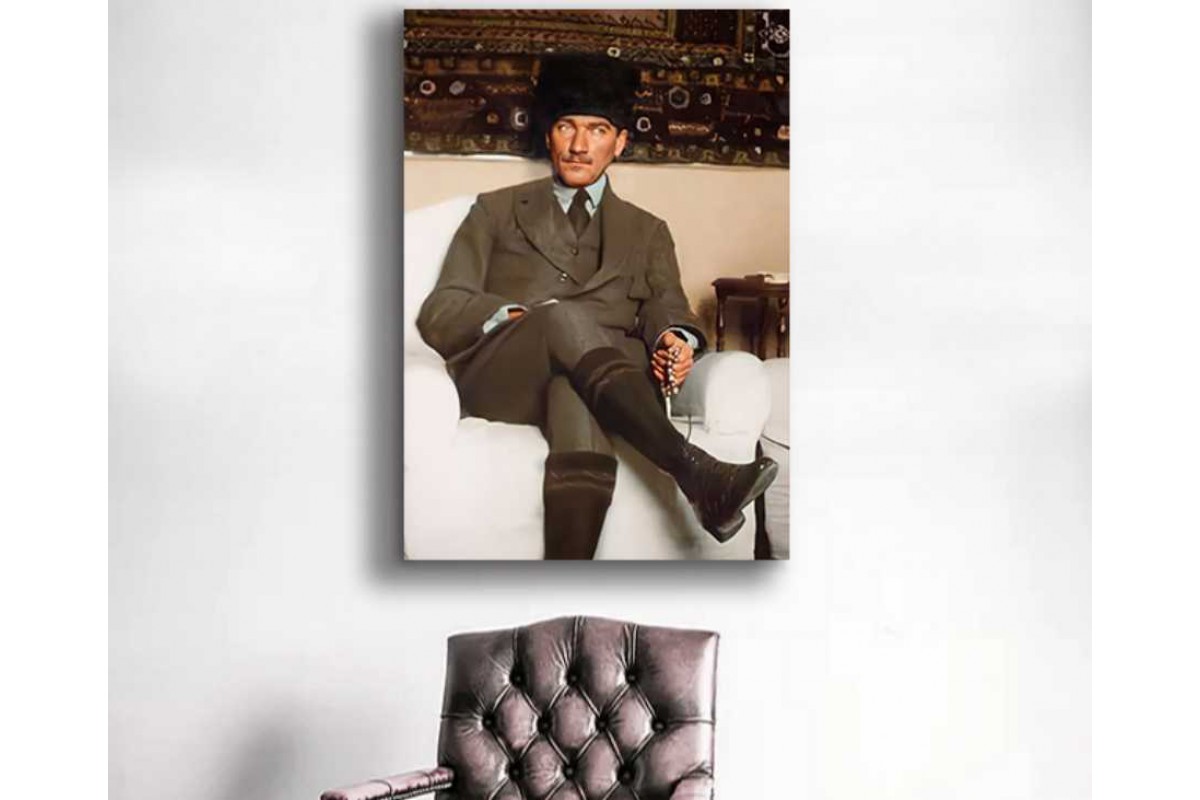 skra47 - Bacak Bacak Üstüne Atmış Subay Kıyafetli Mustafa Kemal Atatürk Kanvas Tablo